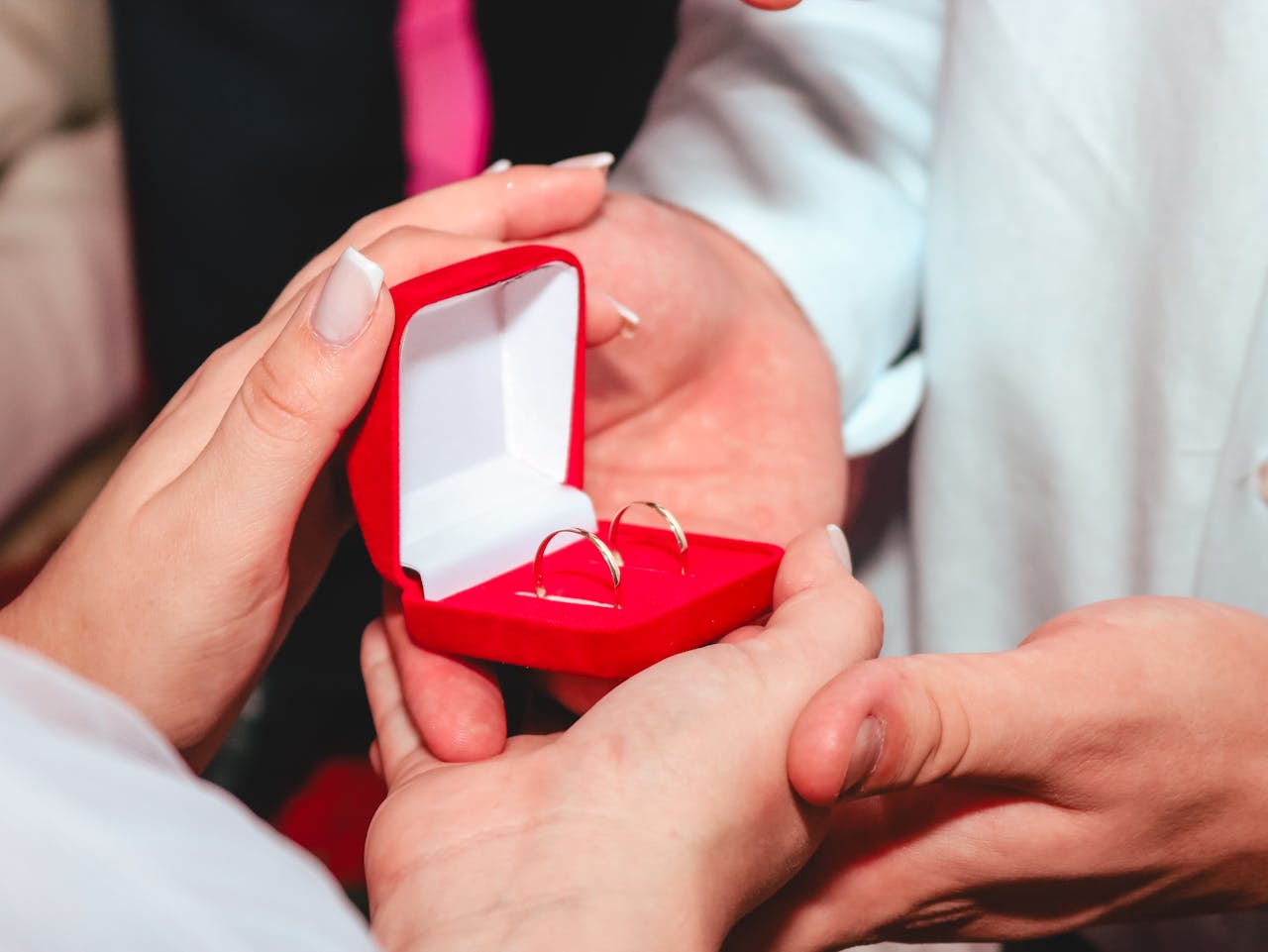 How to Choose the Perfect Moissanite Engagement Ring